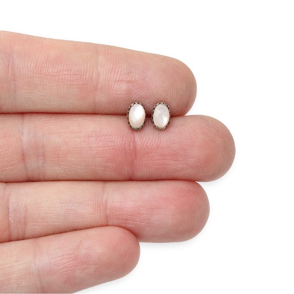 Vintage Mother of Pearl Sterling Silver Stud Earrings Small Pink Shell Studs - Picture 3 of 3